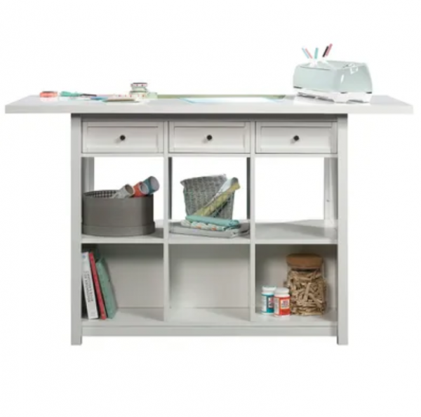 Meja kerja dengan aksen kain pada permukaannya